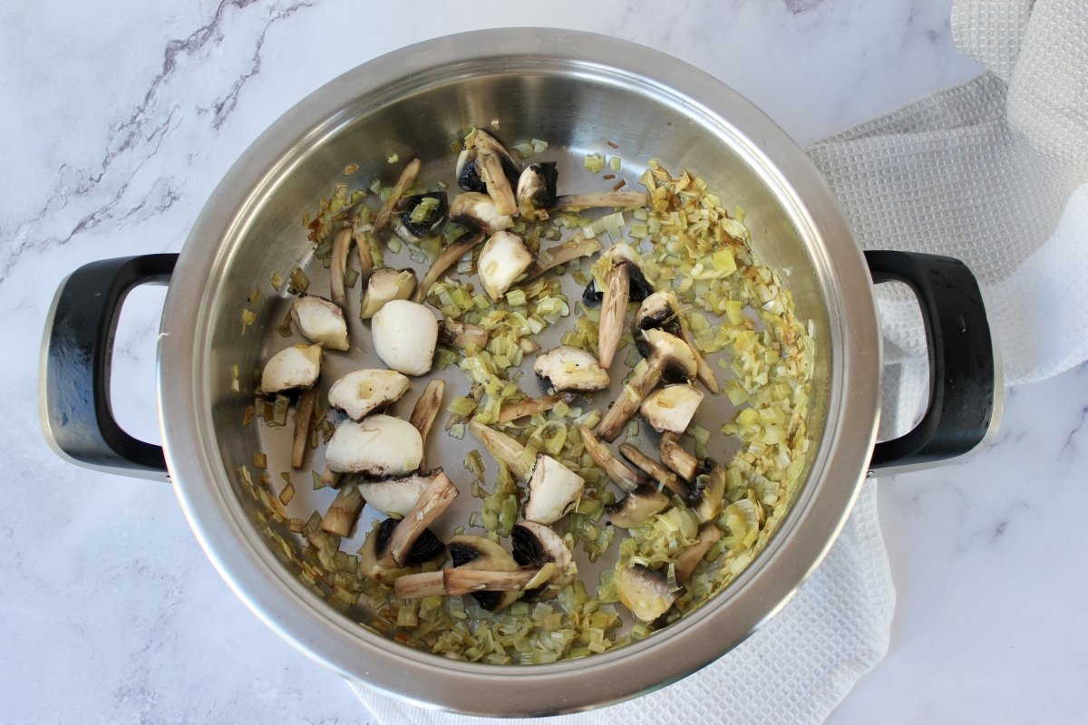 Adición de los champiñones al sofrito