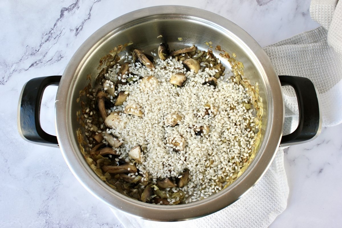 Adición del arroz bomba al sofrito