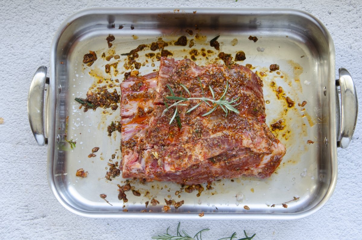 Adobando aguja de cerdo al horno