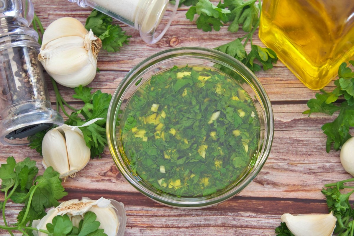 Ajo, perejil y aceite mezclados para hacer la sepia a la plancha con ajo y perejil