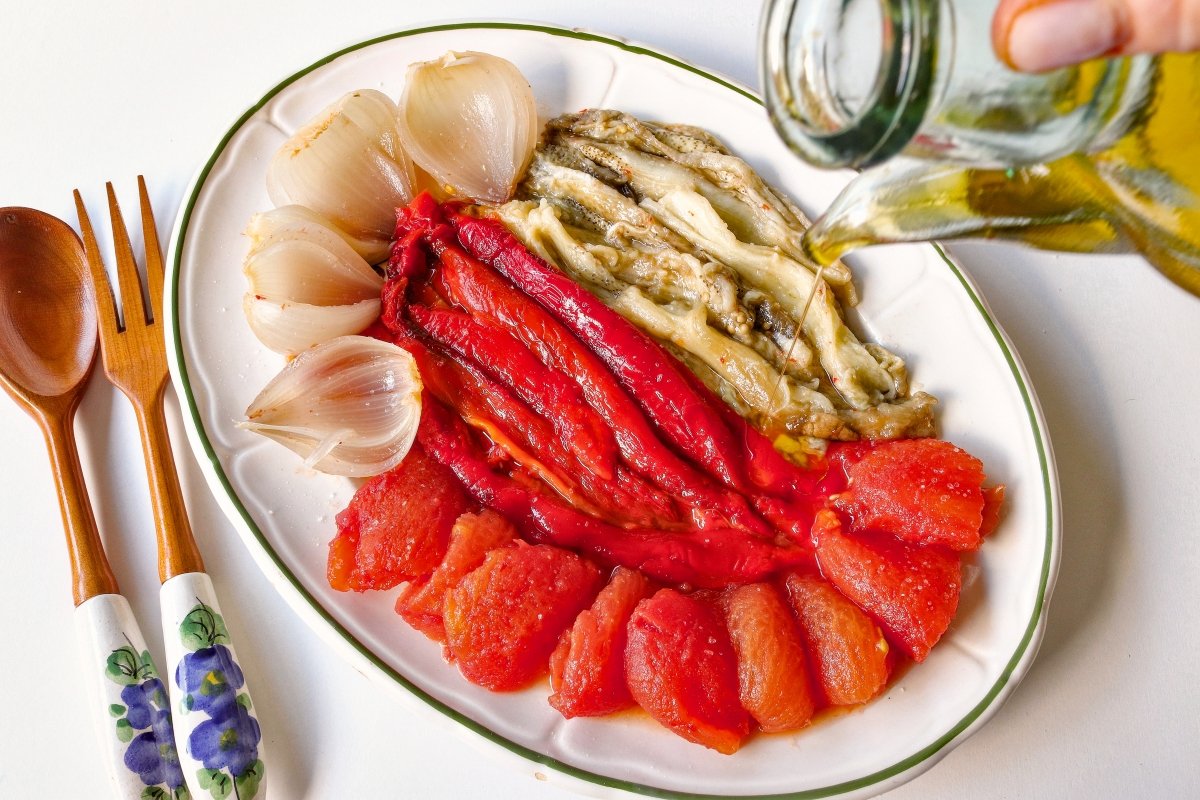 Aliñar con aceite y sal la escalivada de verduras