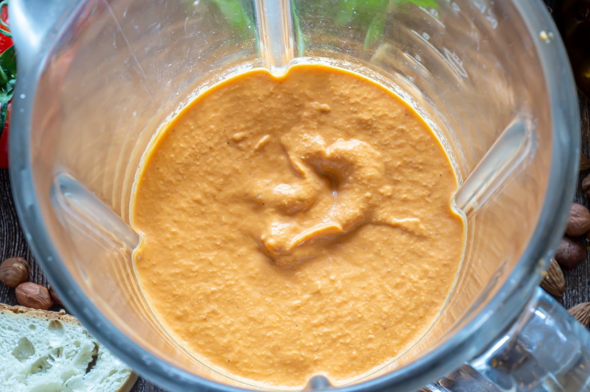 Aliñar la salsa romesco