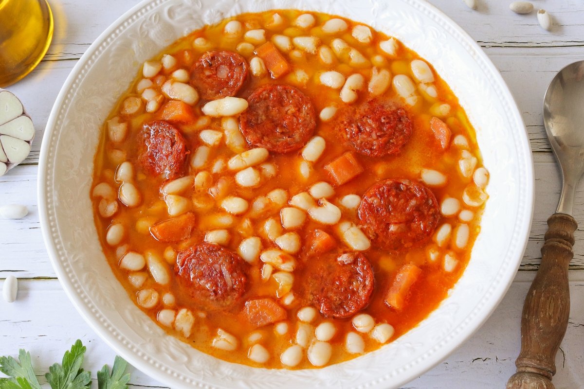 Alubias blancas con chorizo listas para servir