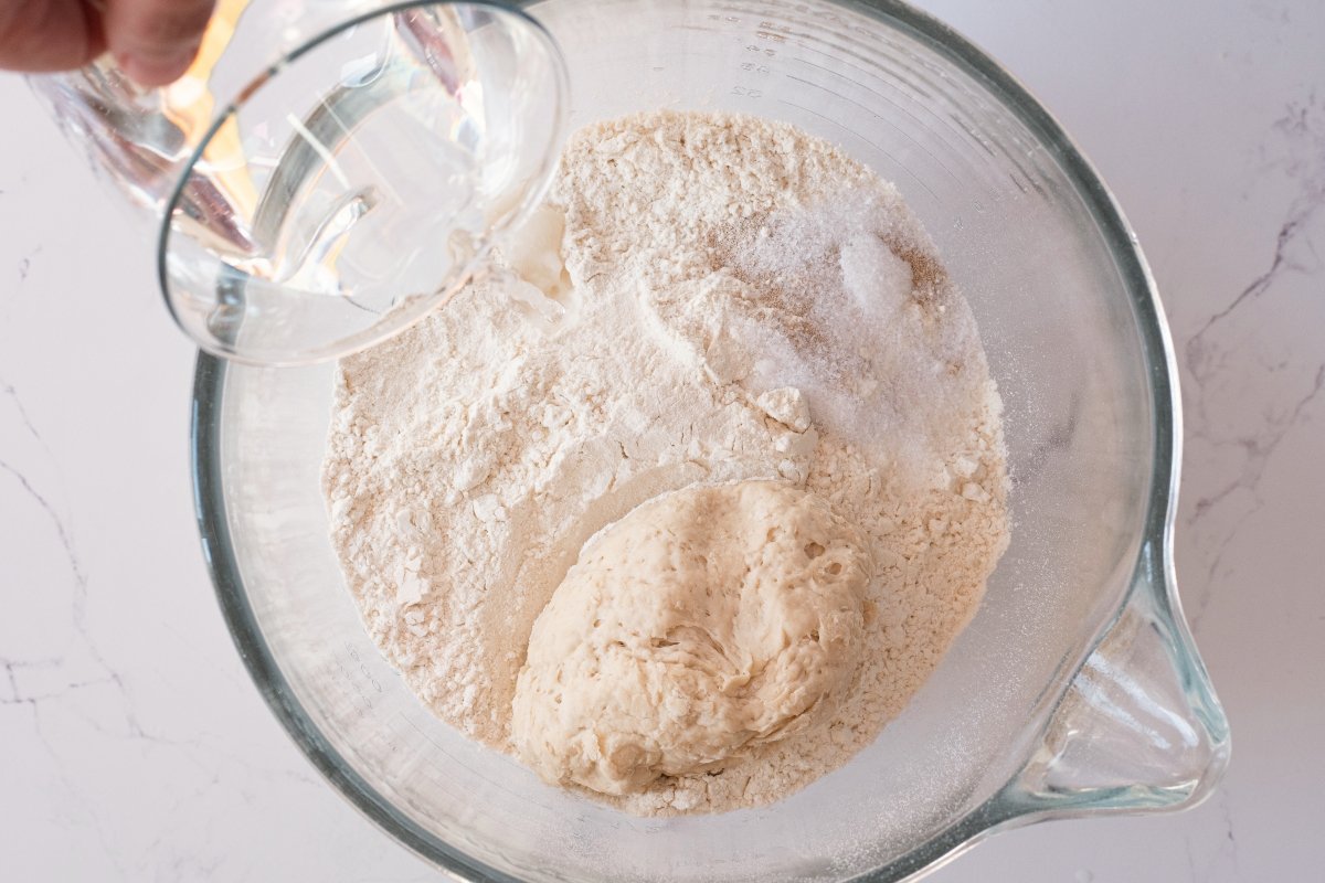 Amasamos los ingredientes del pan candeal