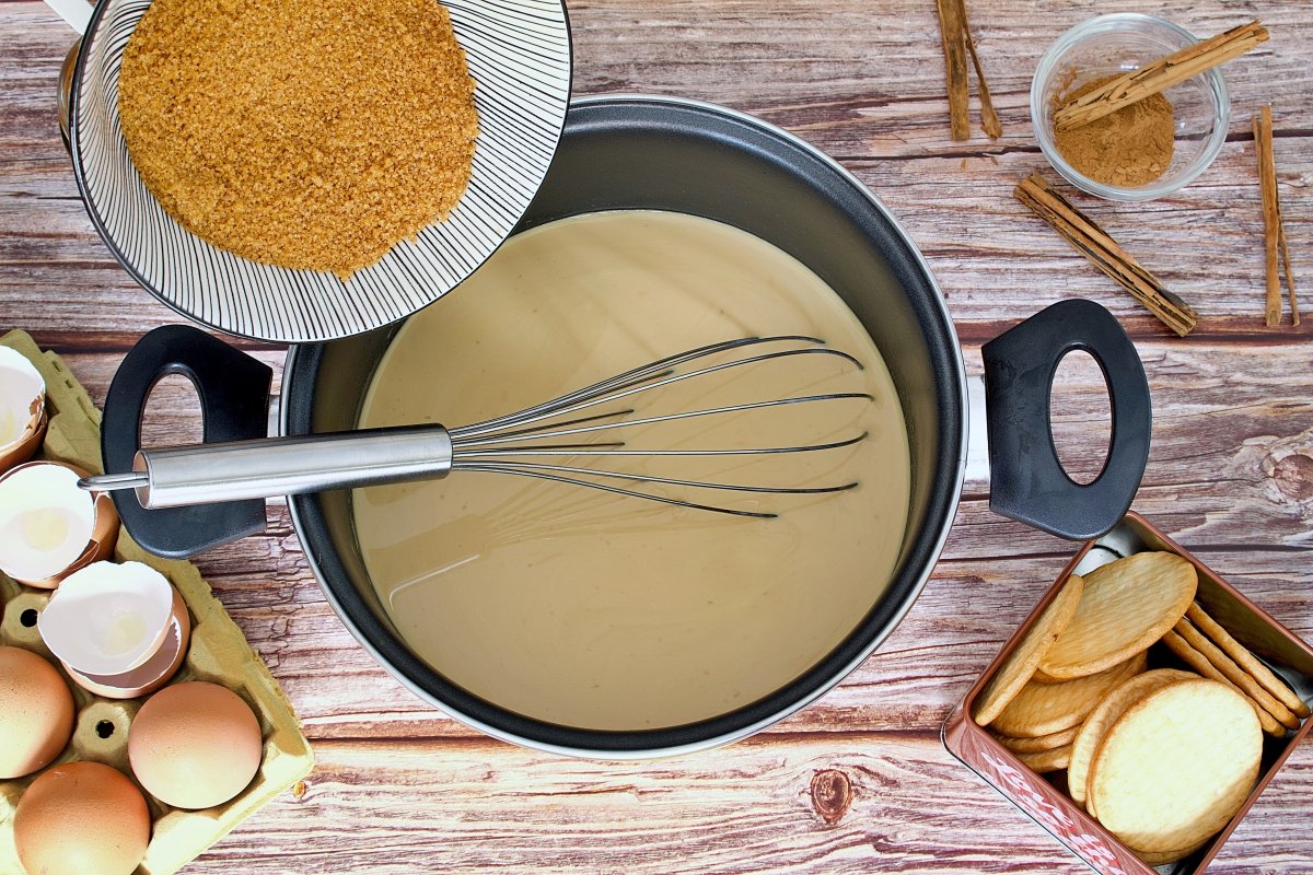 Añadiendo el azúcar y la esencia de vainilla a las natillas de dulce de leche