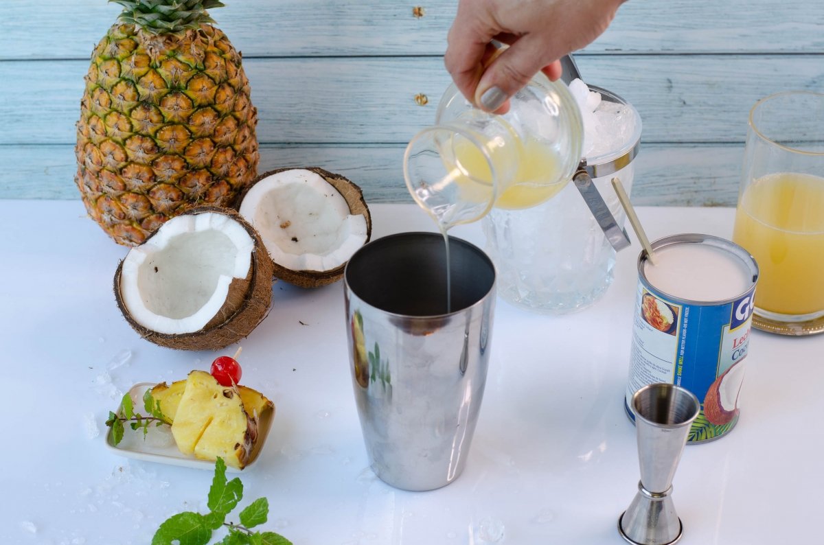 Añadiendo los ingredientes para hacer la piña colada