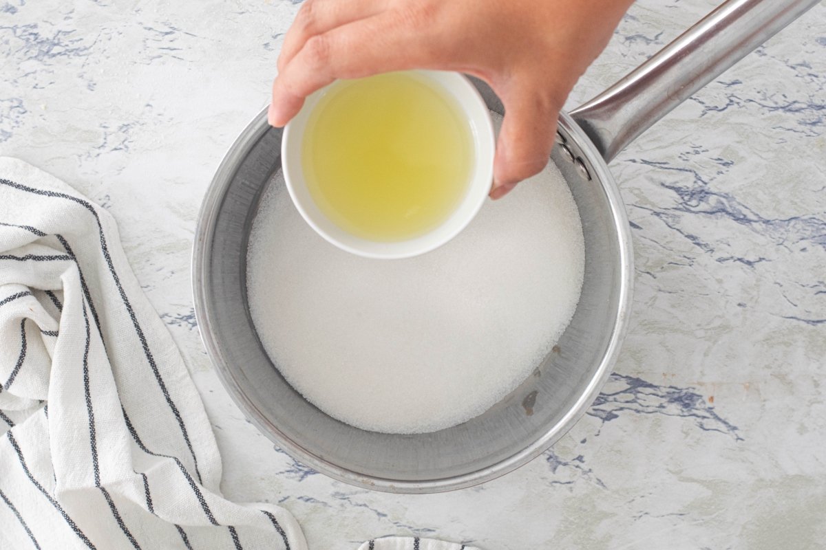 Añadimos el zumo del limón al azúcar del caramelo líquido