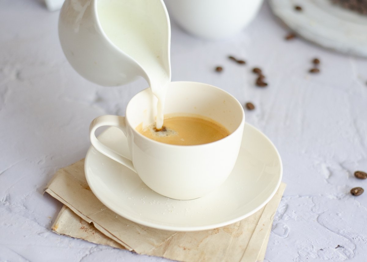 Añadimos la leche para hacer café con leche