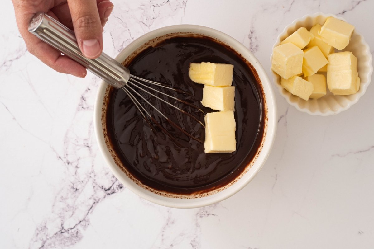 Añadimos la mantequilla de la crema de la tarta de chocolate y fresas