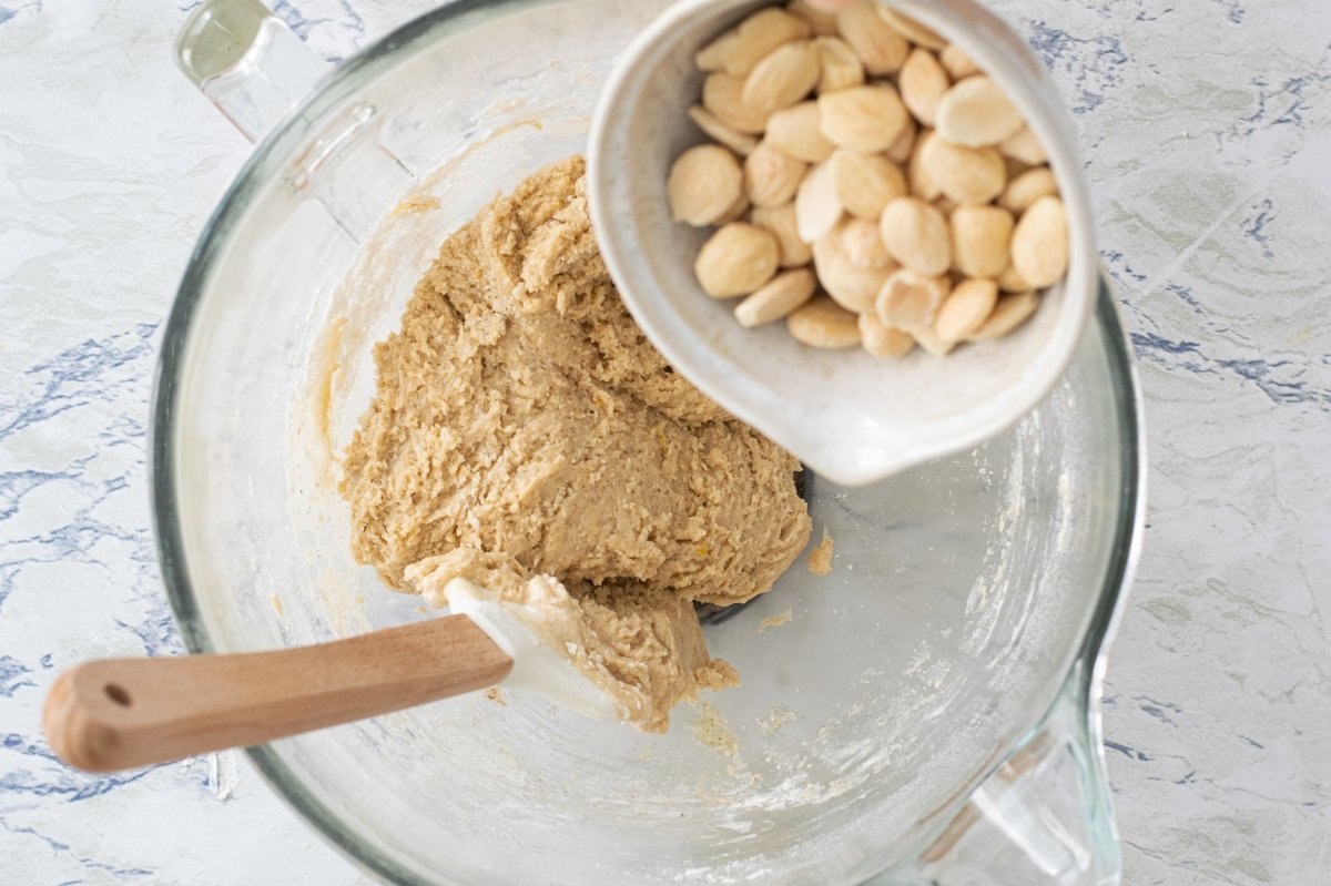 Añadimos las almendras de los carquiñoles