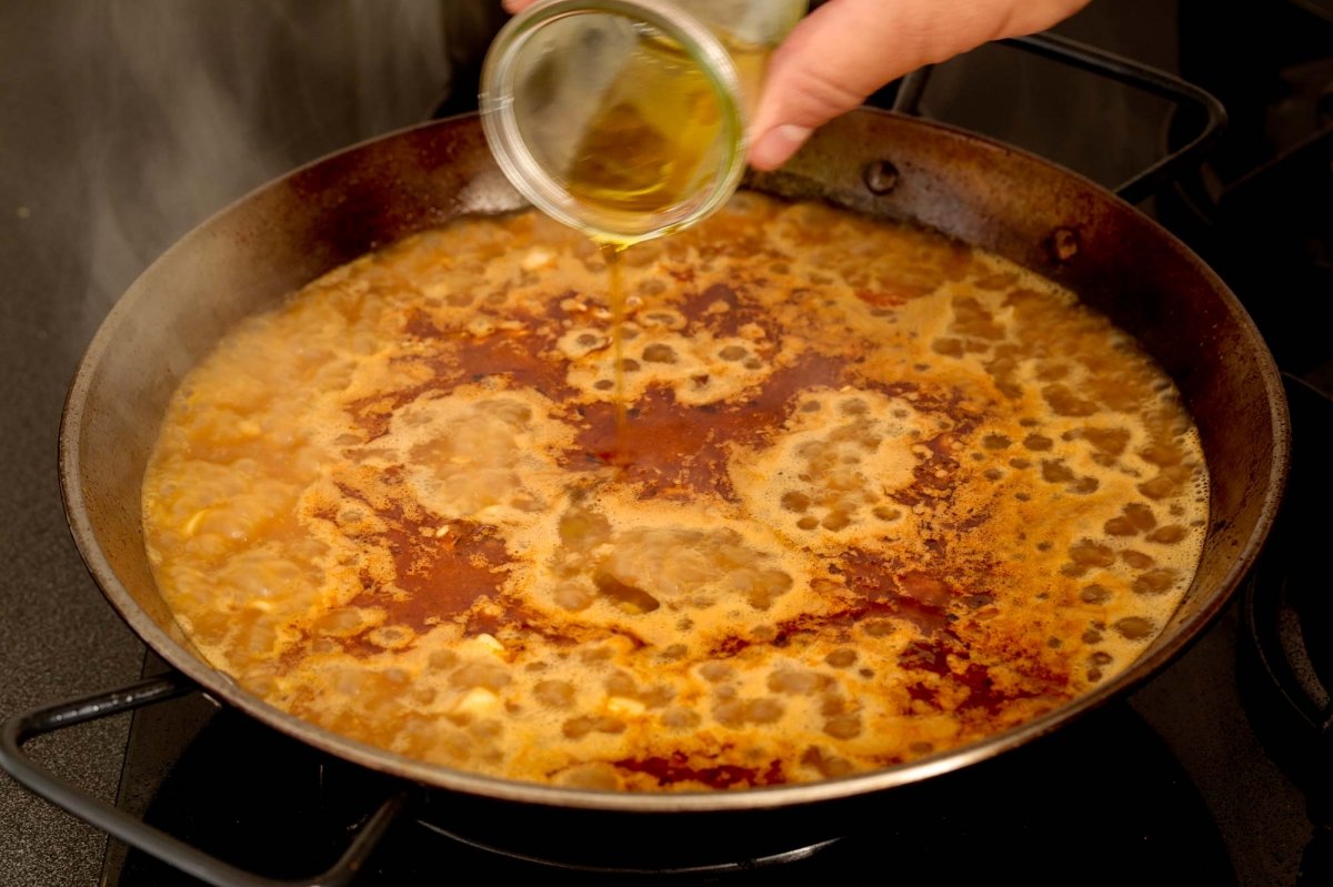Añadimos un chorretón de aceite de oliva