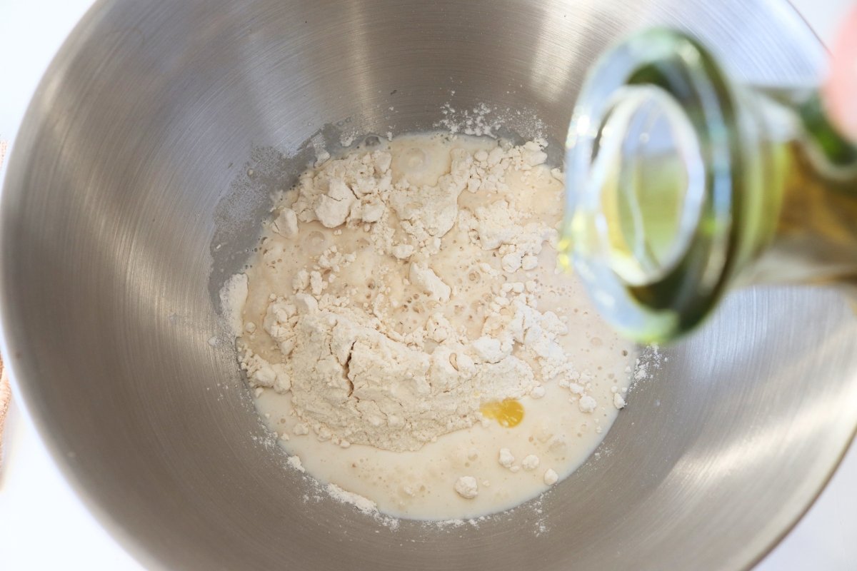 Añadir el aceite a la masa para la coca de vidre