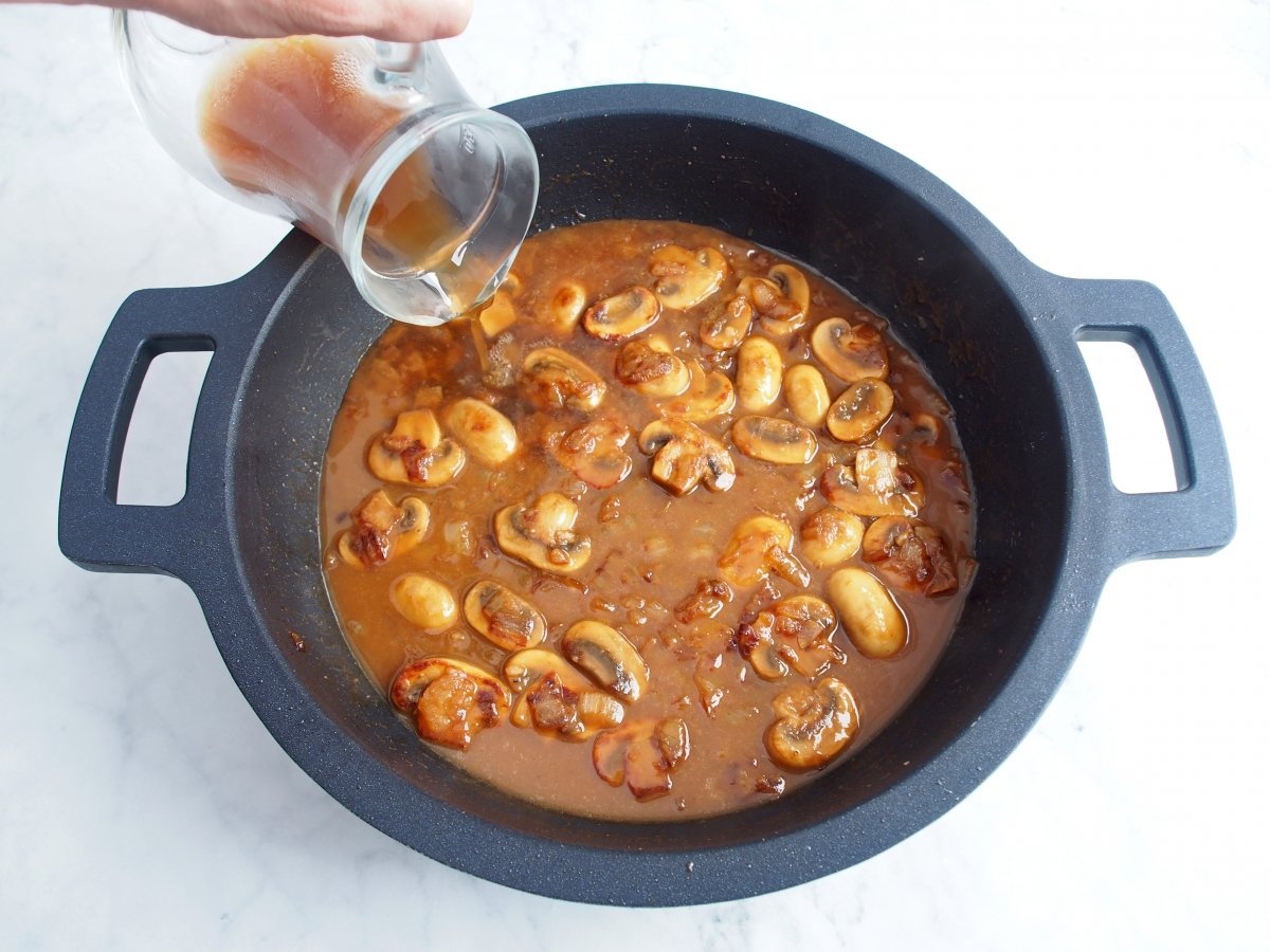 Añadir el caldo de carne para la salsa de la ternera Strogonoff