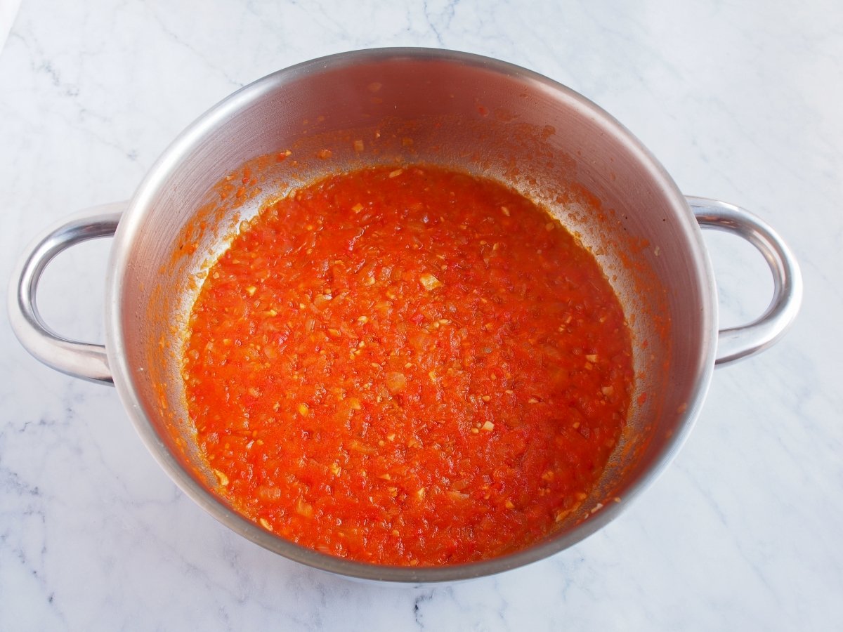 Añadir el pimentón, el tomate y el vino blanco