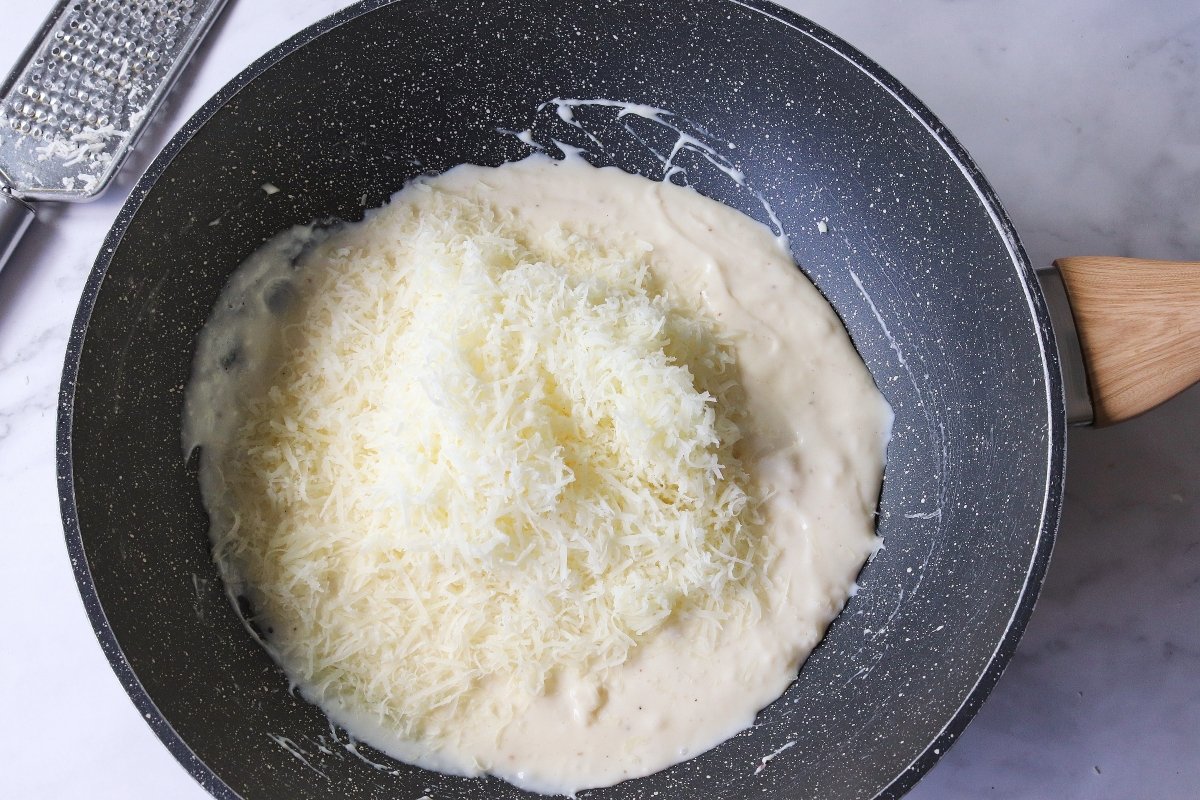 Añadir el queso a la bechamel para las croquetas