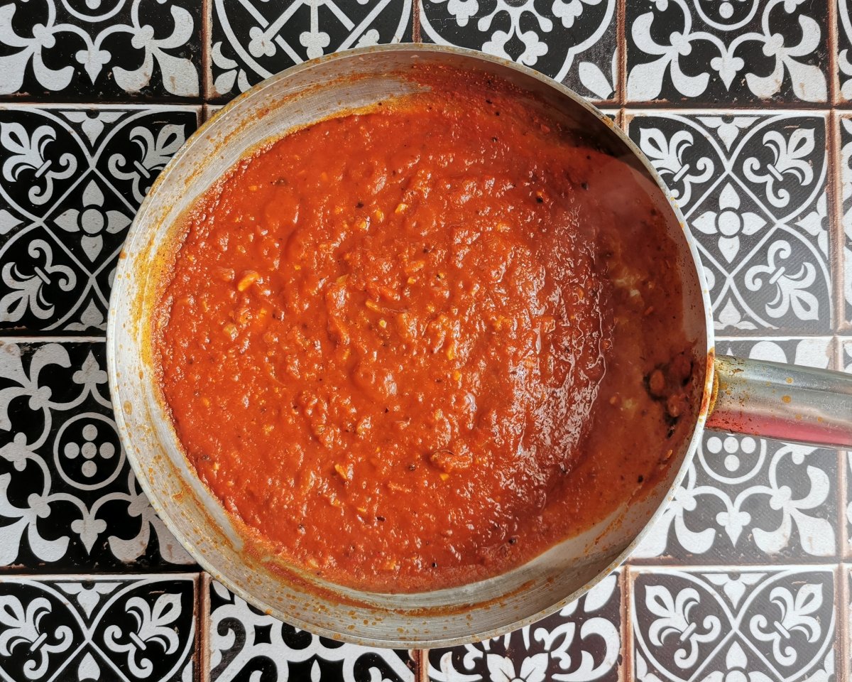Añadir el tomate triturado y medio vaso de agua
