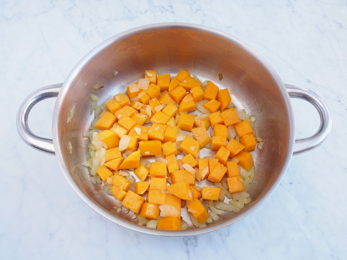 Añadir la calabaza al sofrito del puré de calabaza