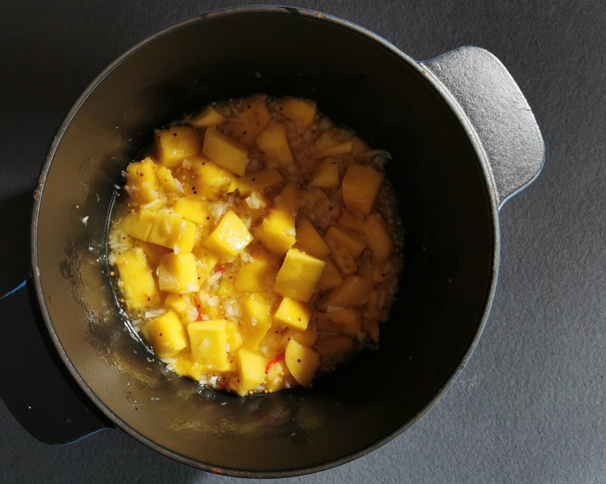 Añadir la cebolla picada, la guindilla, el jengibre y el mango