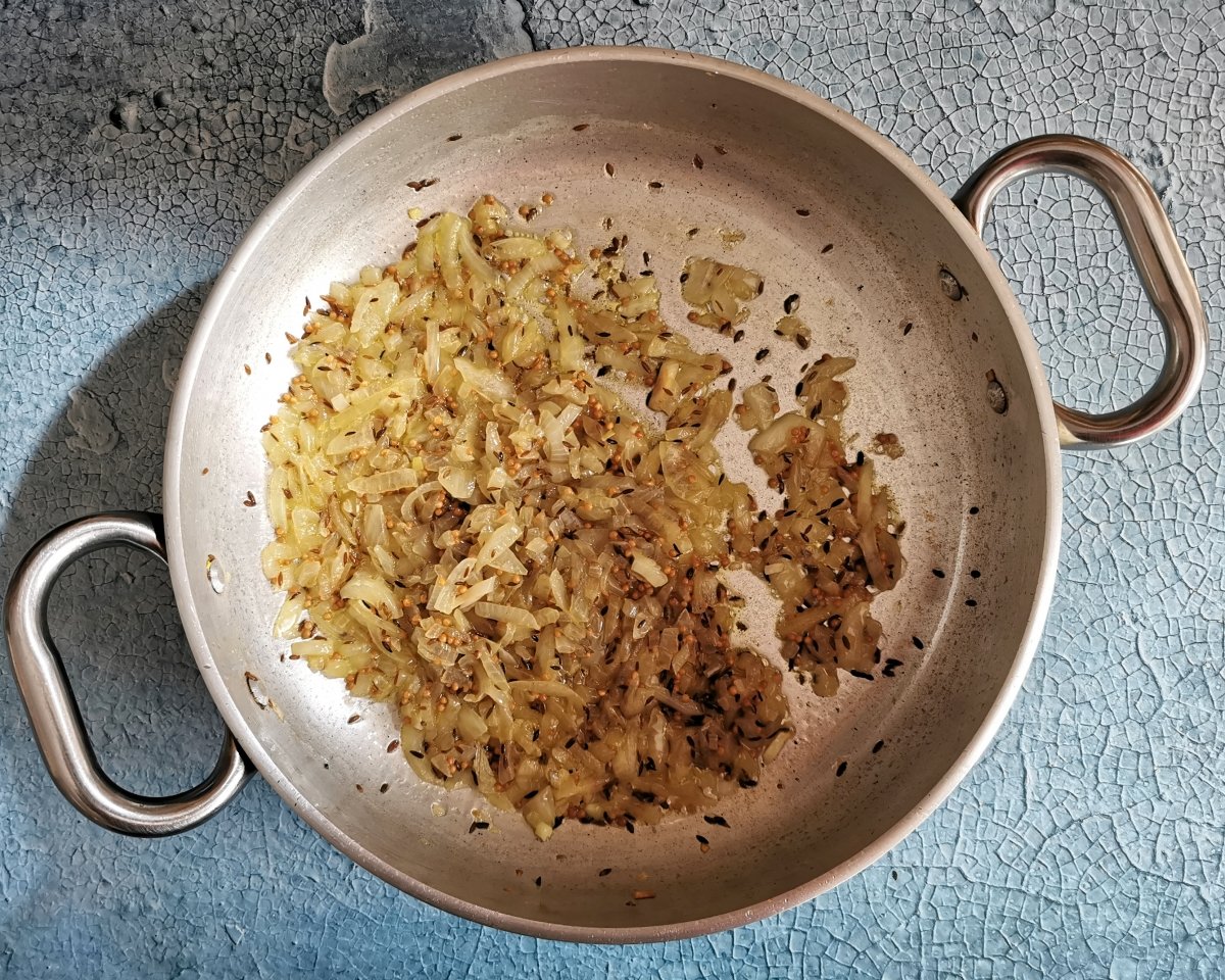 Añadir la cebolla picada y cocinar a fuego medio alto