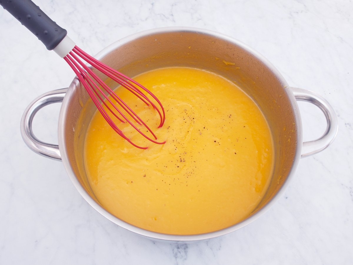 Añadir pimienta negra al puré de calabaza