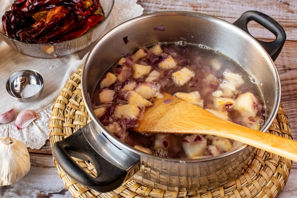 Añadir vino blanco y caldo para hacer la salsa vizcaína