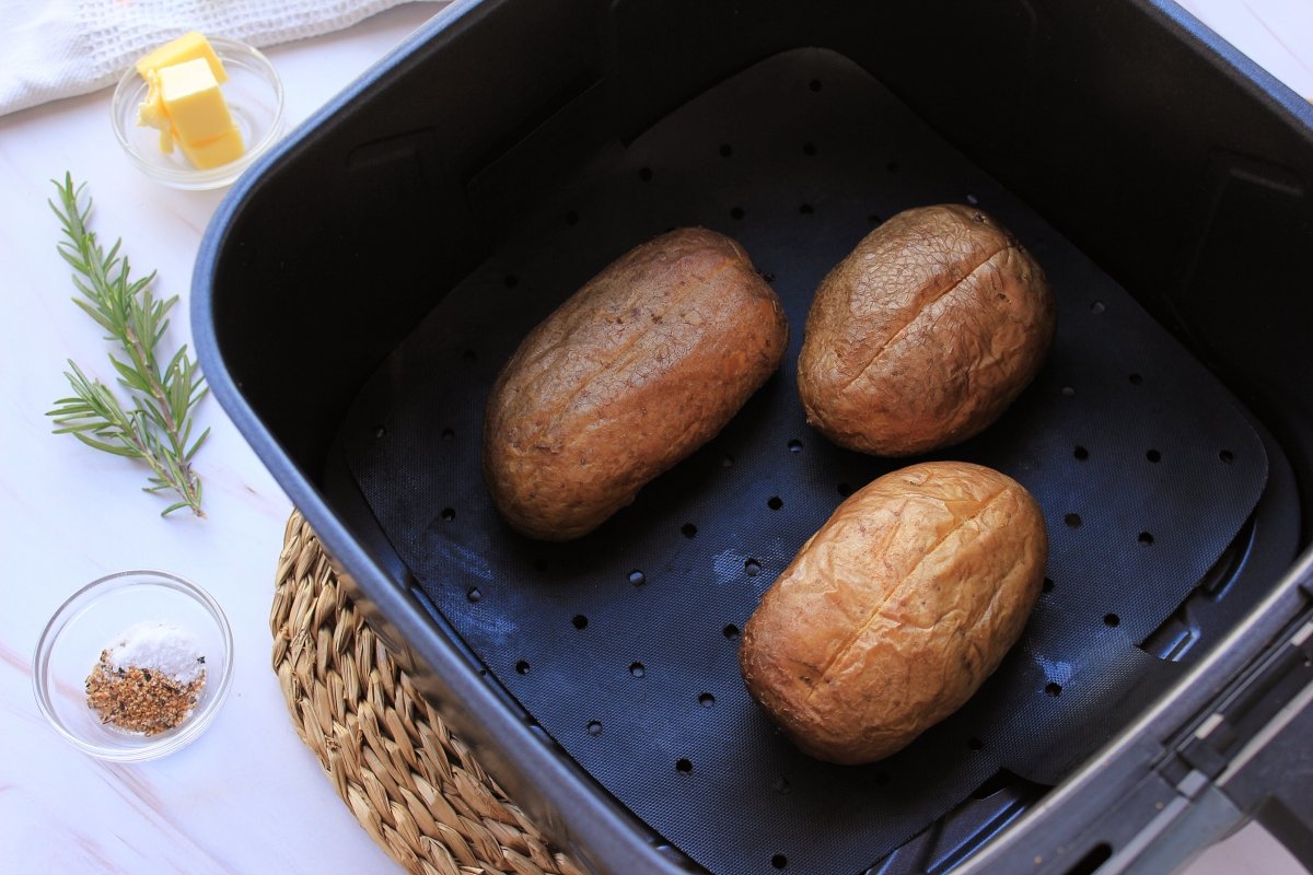 Aspecto de las patatas asadas recién sacadas de la freidora de aire