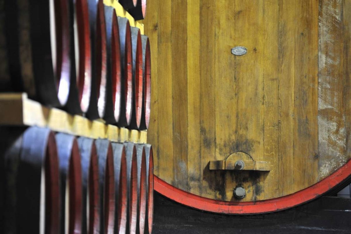 Barriles de vino italiano Marsala para su envejecimiento