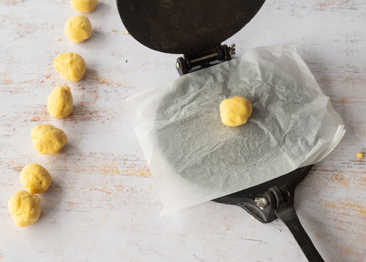 Bola de masa en la prensa para hacer tortillas de maíz