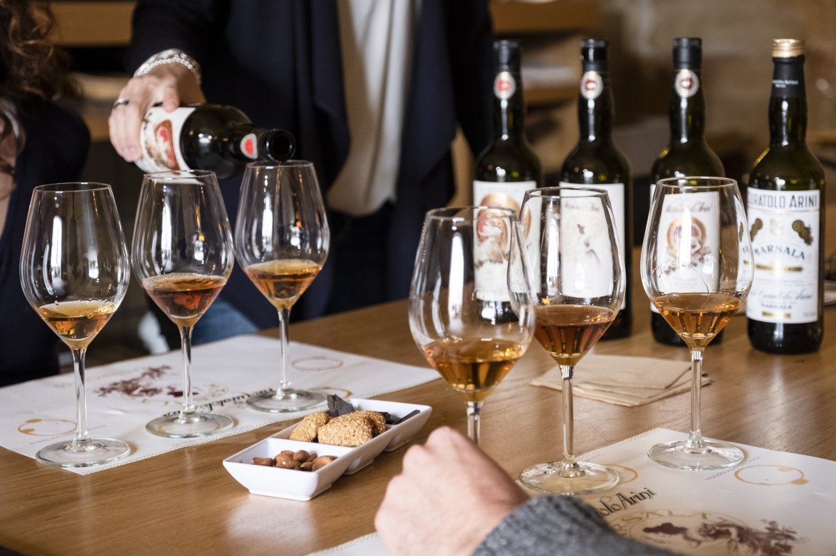 Botellas y copas con vino Marsala en una mesa