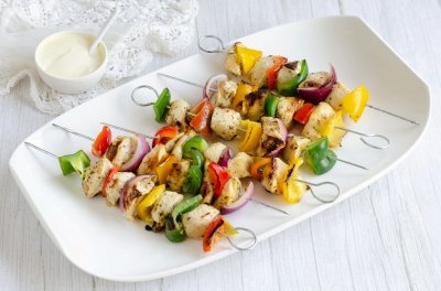 Brochetas de pollo y verduras
