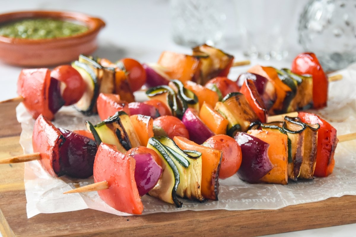 Brochetas de verduras listas para comer