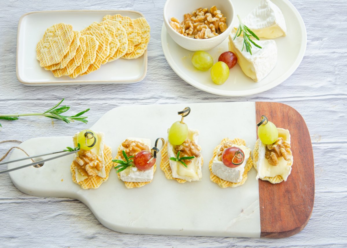 Canapés de queso brie y uva