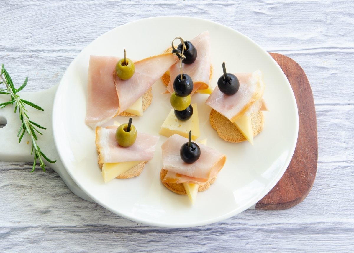 Canapés de queso y jamón listos