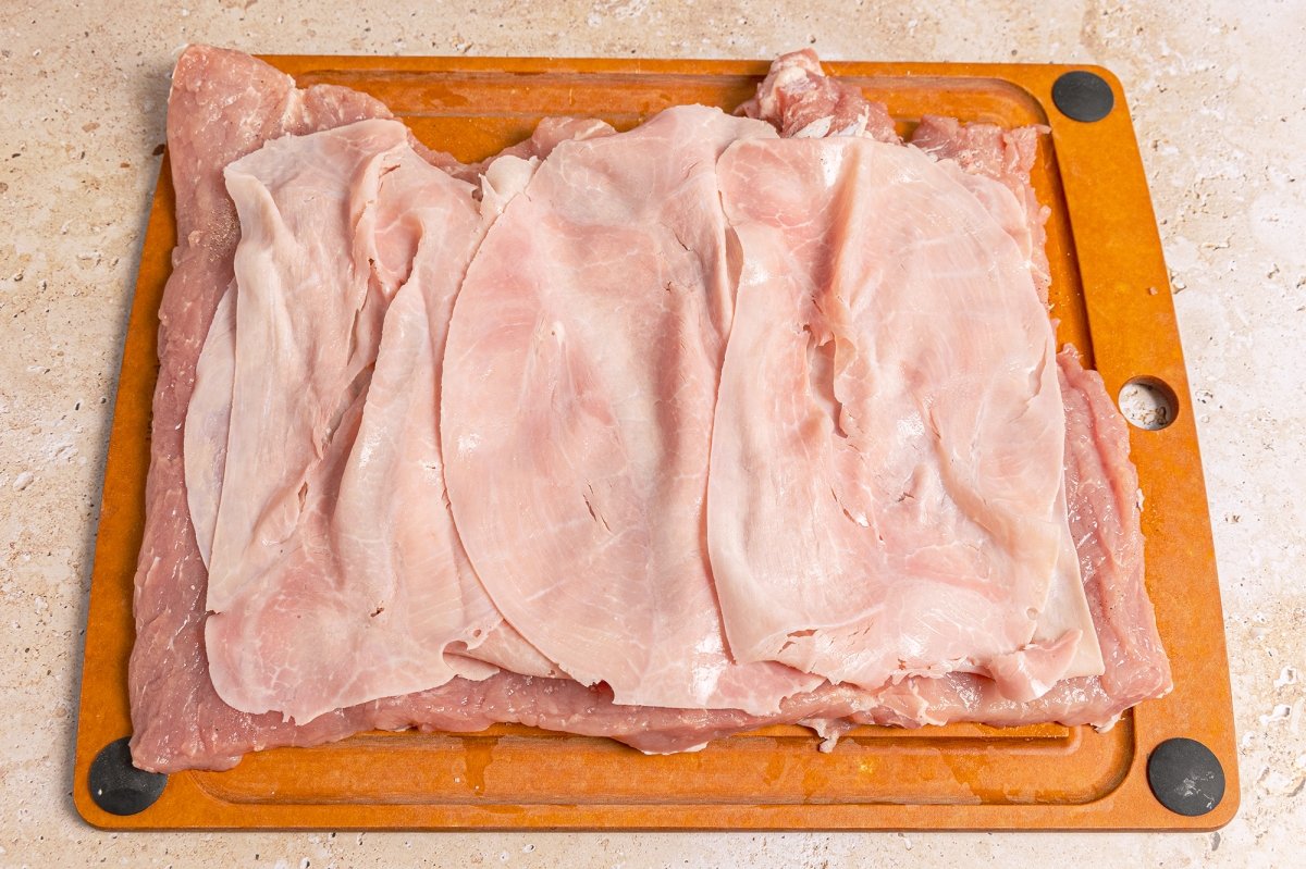 Capa de jamón cocido sobre el lomo de cerdo