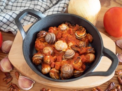 Caracoles con tomate y cebolla