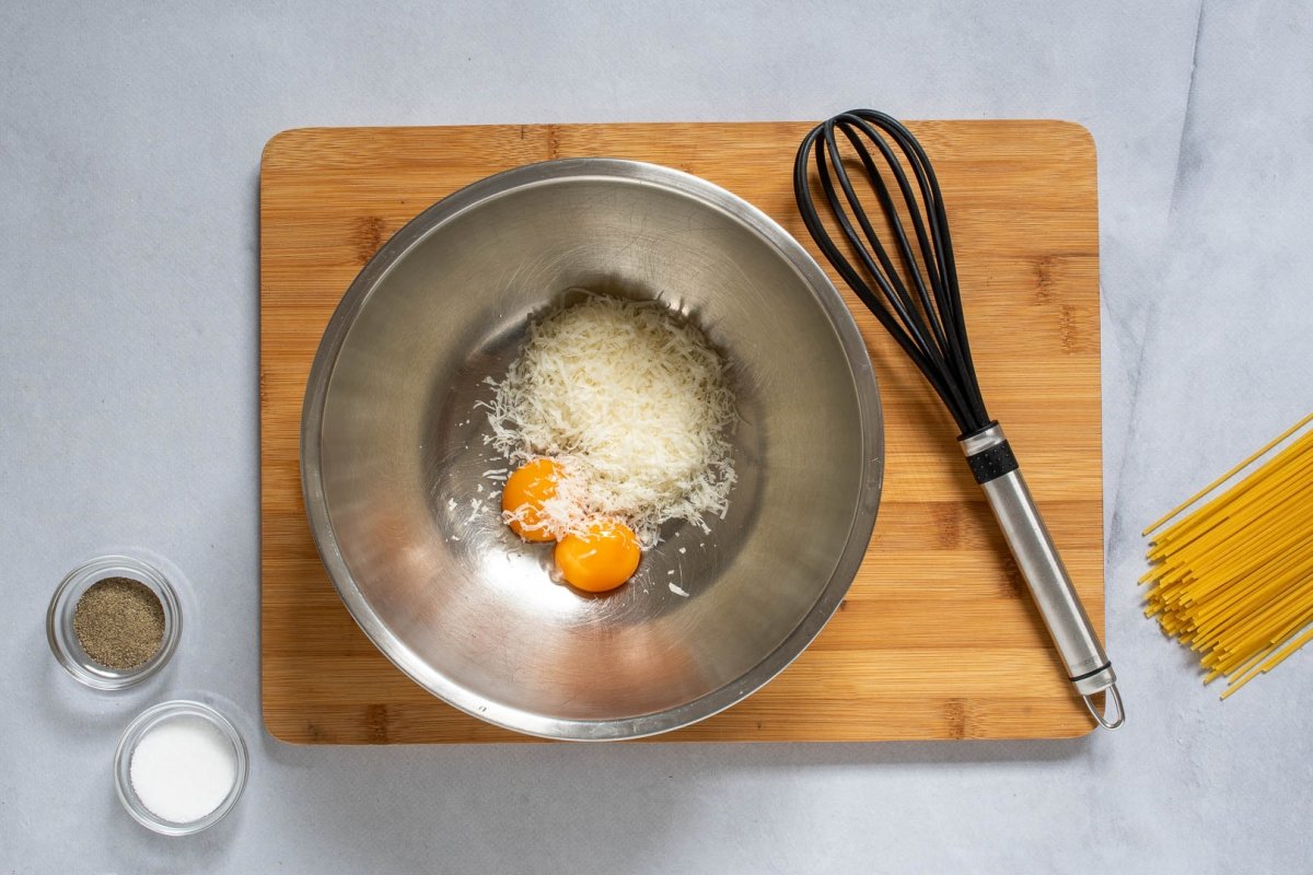 Yemas y pecorino o parmesano para la carbonaara
