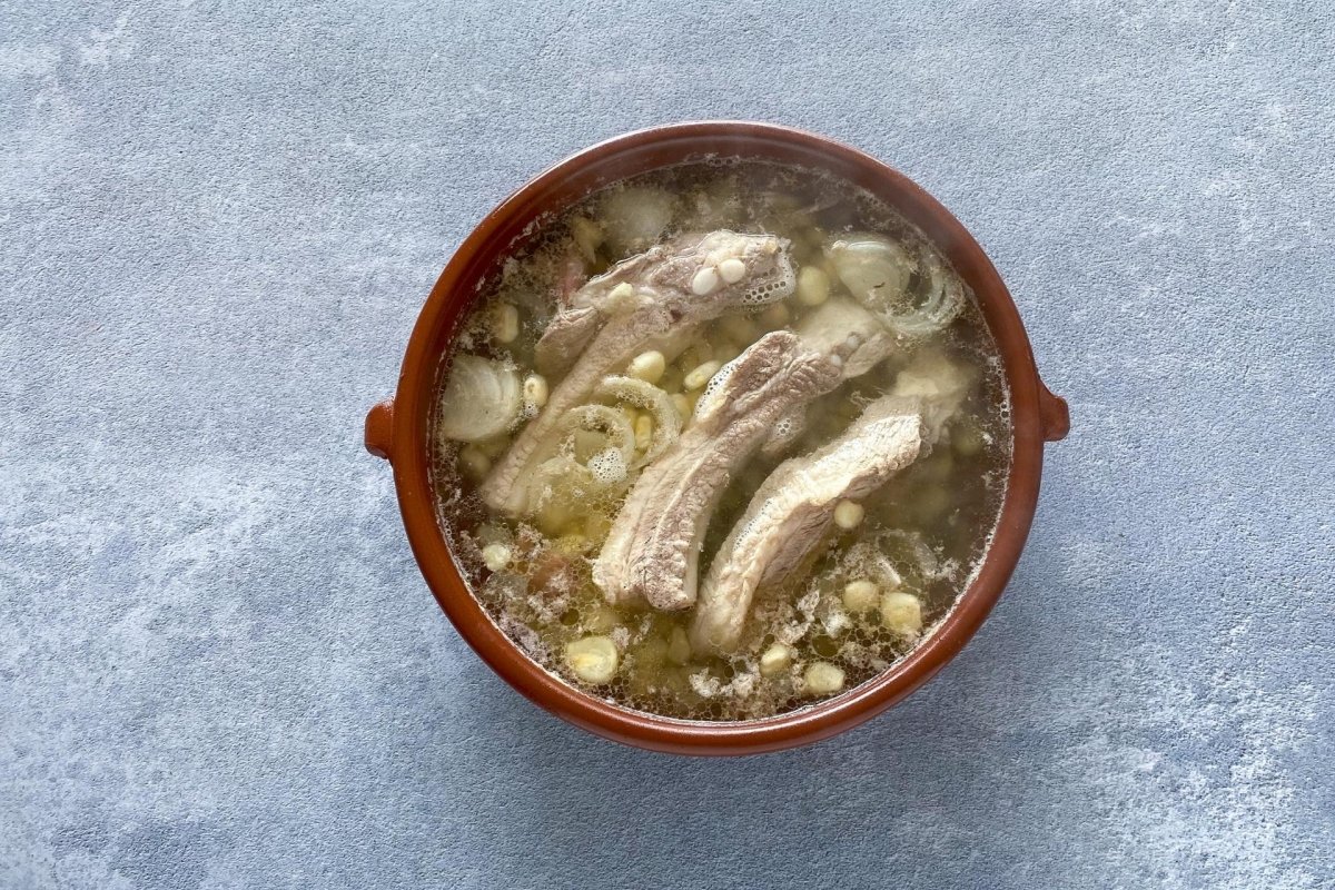 Carnes y cacahuazintle hirviendo