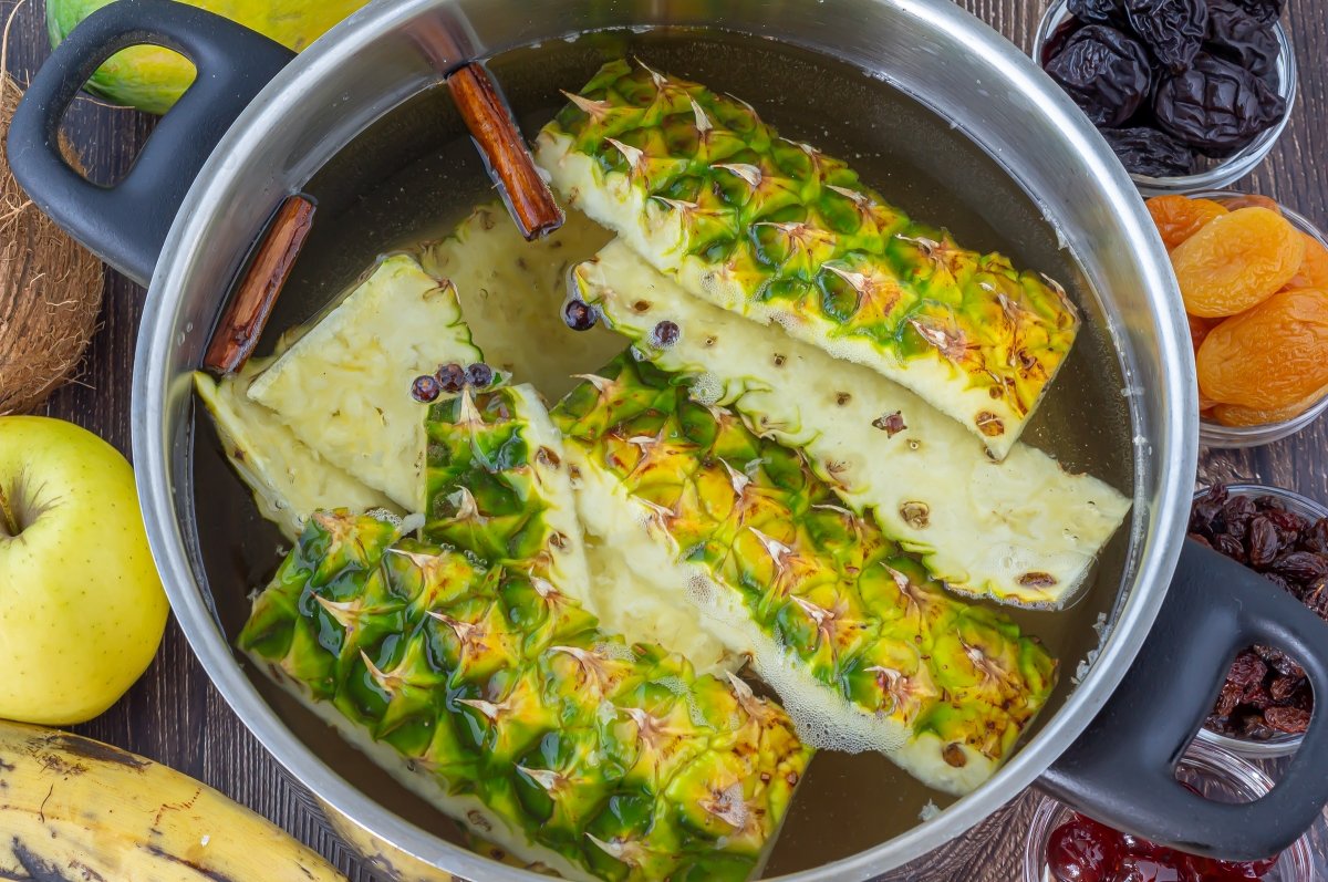 Cocer la cáscara de piña para el ponche de frutas