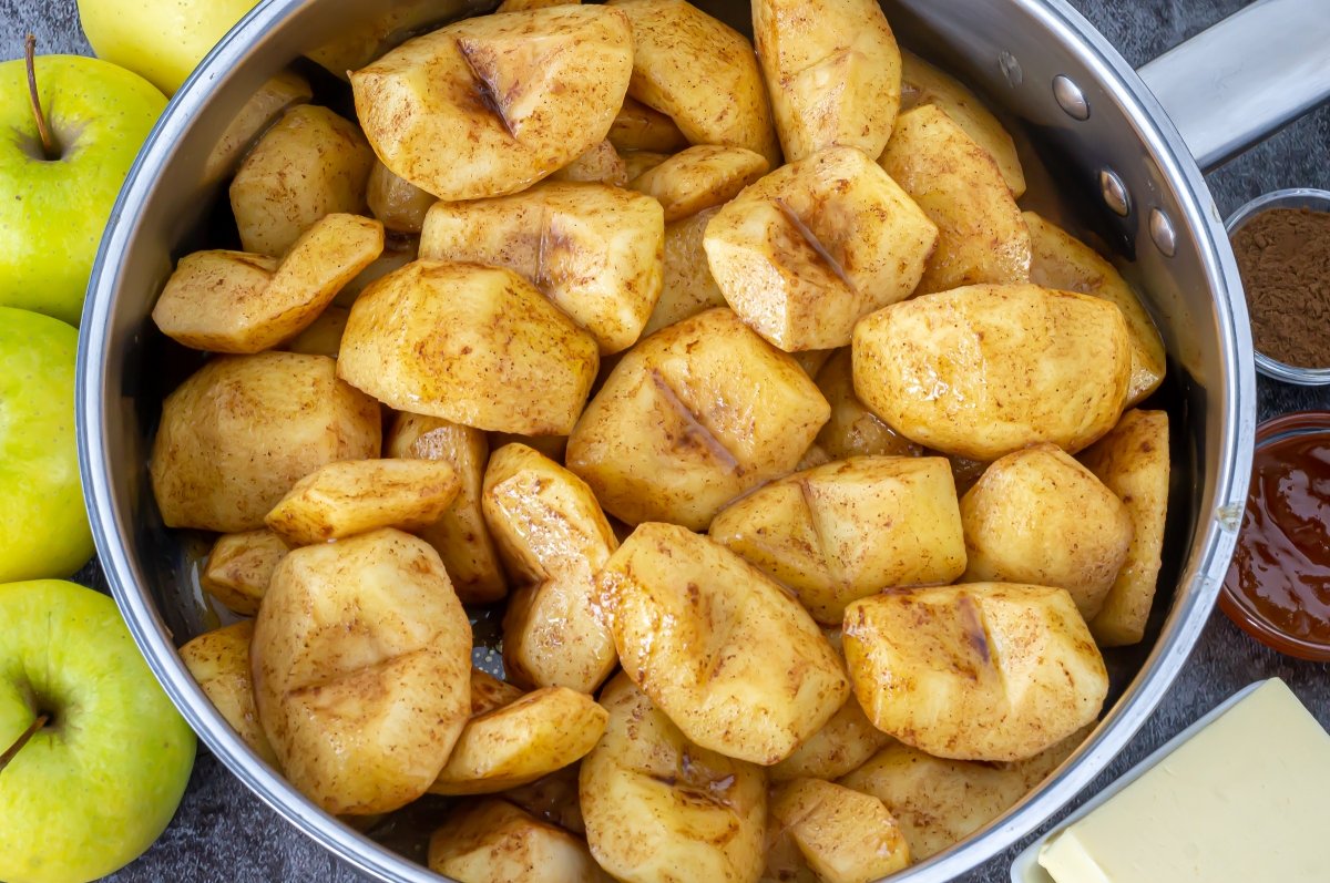 Cocer las manzanas con canela y mantequilla