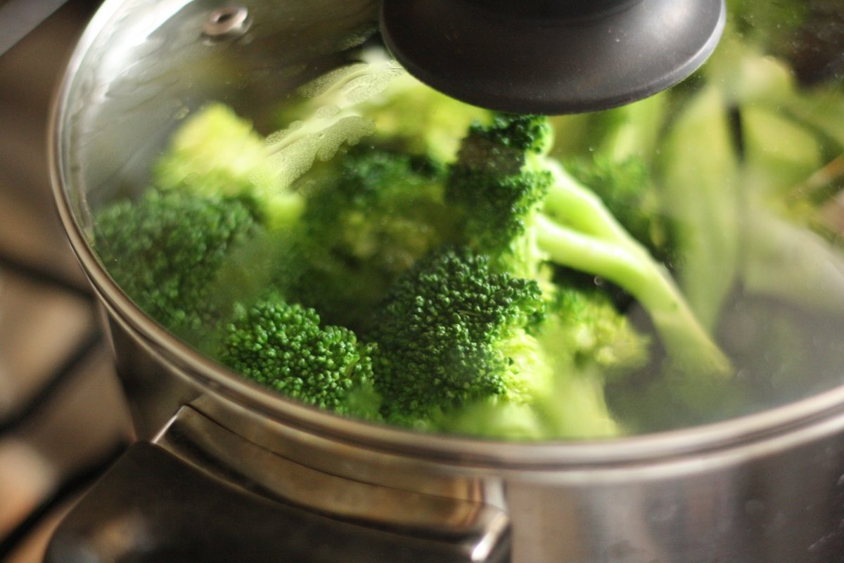 Cocer las verduras en una olla