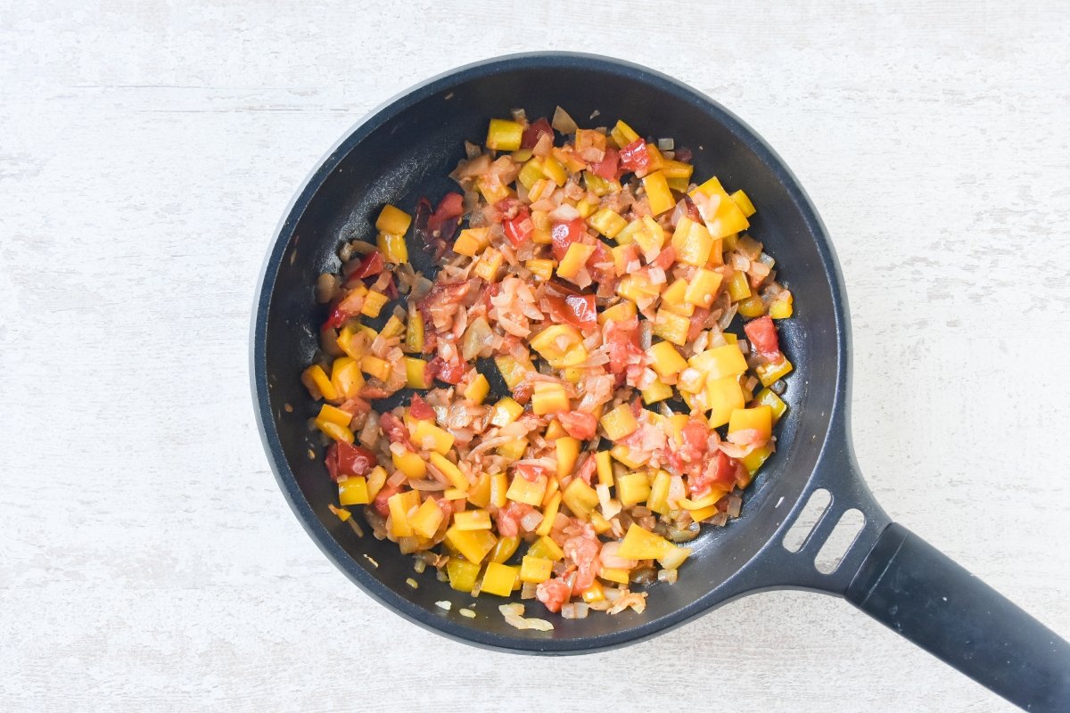 Cocinamos el pimiento, los tomates y el comino