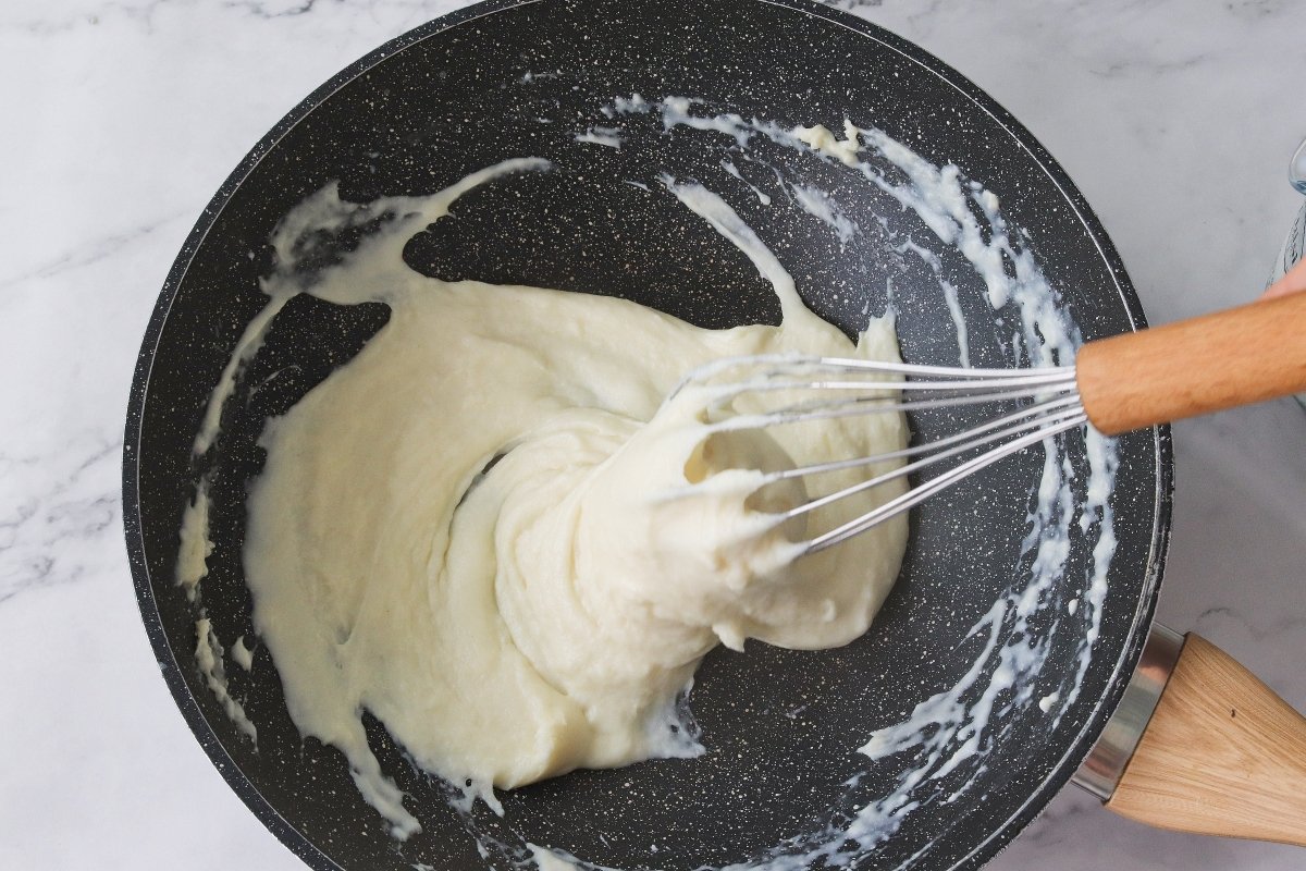 Cocinar la bechamel para las croquetas de queso
