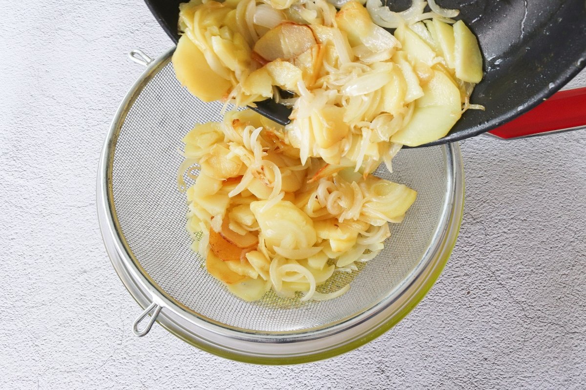 Colar las patatas y la cebolla para la tortilla