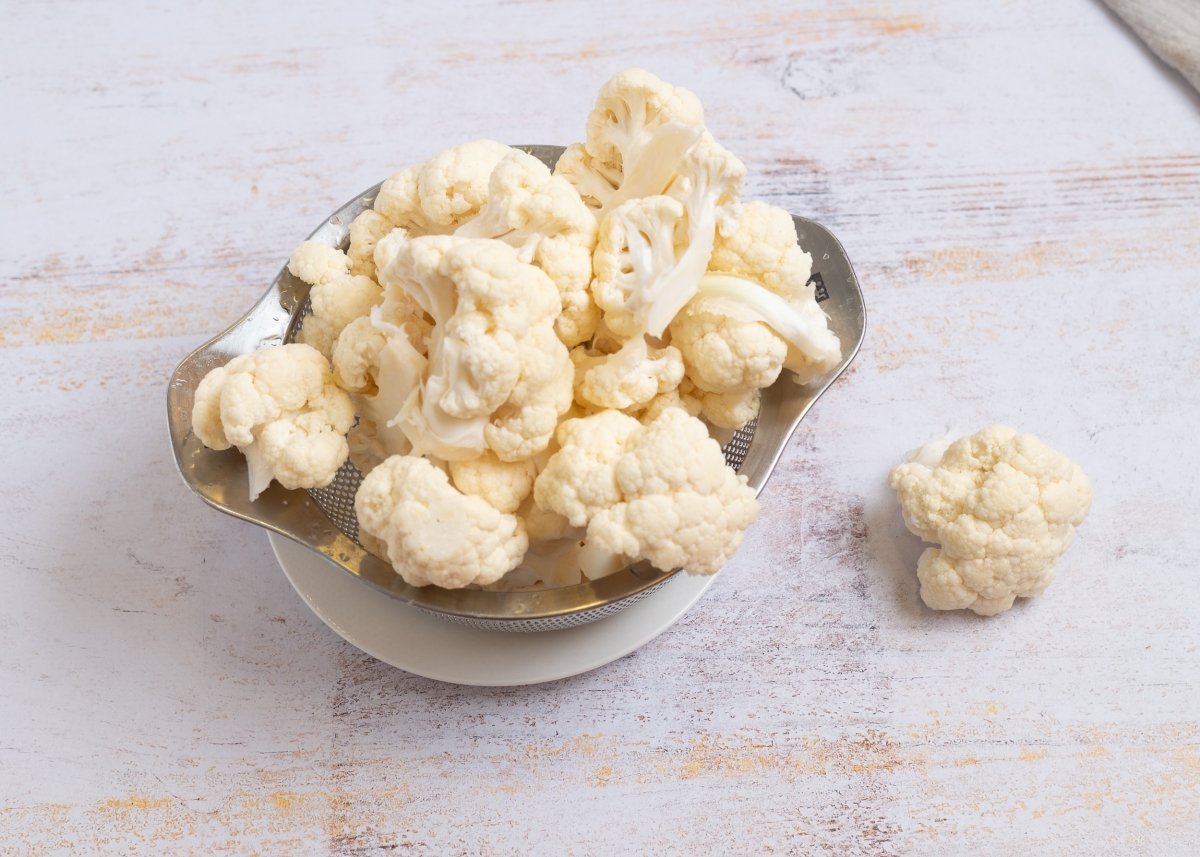 Coliflor limpia para hacer crema de coliflor