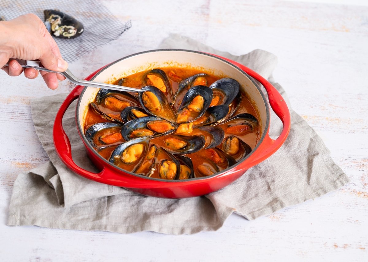 Colocando los mejillones a la marinera