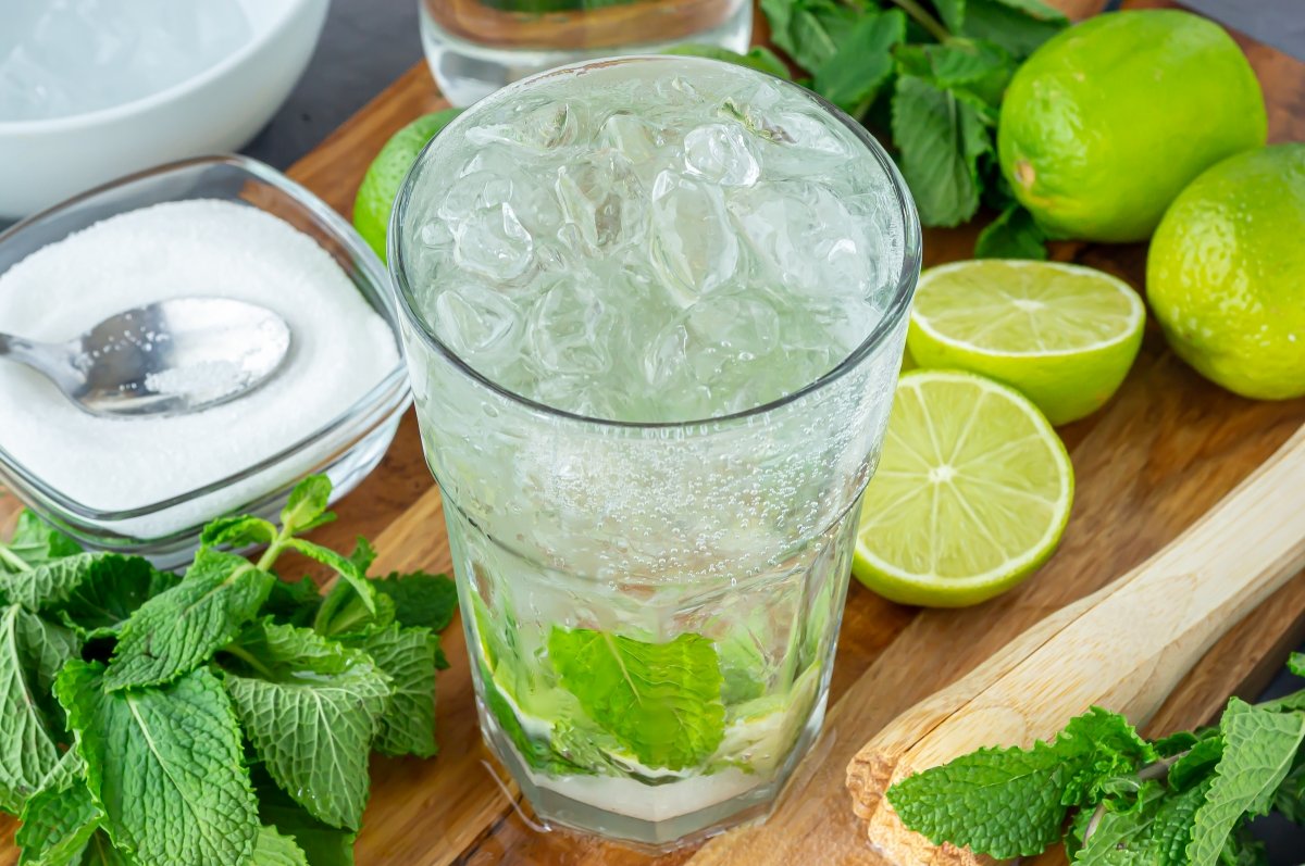 Completar con hielo el mojito