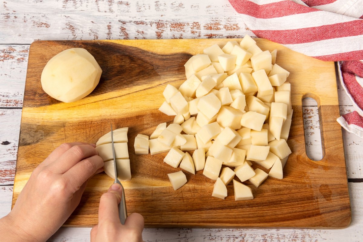 Cortando patatas para la ternera a la jardinera