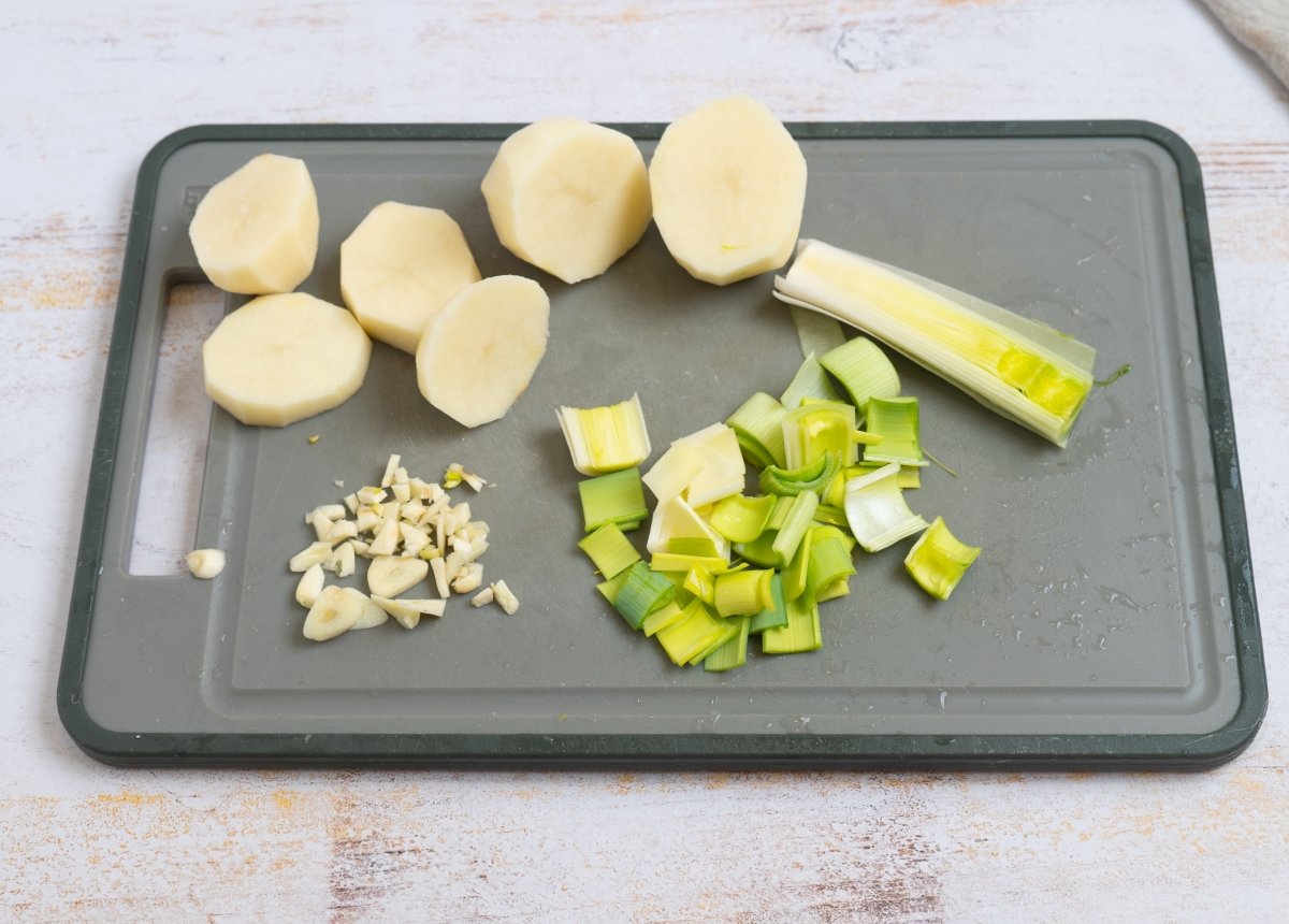 Cortando verduras para hacer crema de coliflor