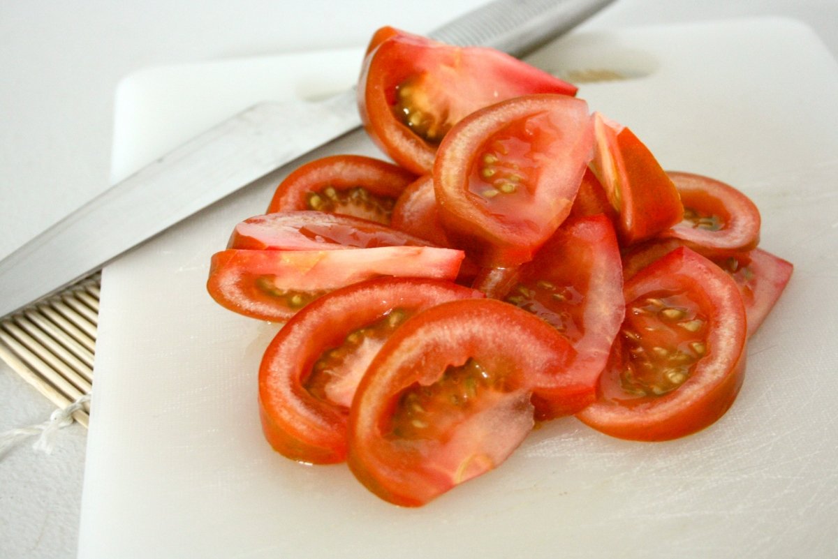 Cortar el tomate en gajos