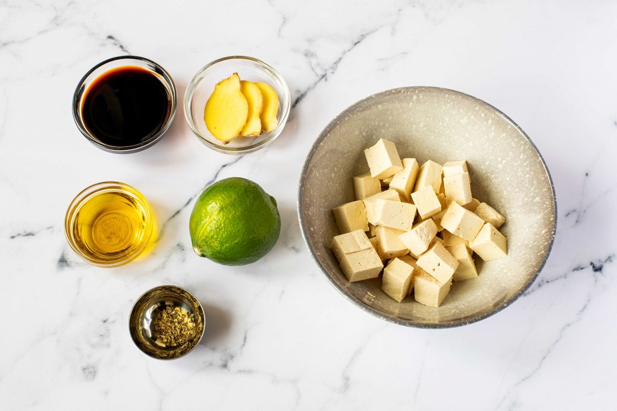 Cortar tofu en dados para marinarlo para el poke bowl de quinoa y arroz vegano